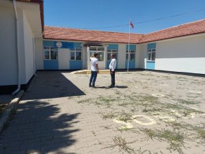 Sarıkaya İlçe Milli Eğitim Müdürü Cüneyt Yoldaş, Yukarı Sarıkaya Ortaokulunu