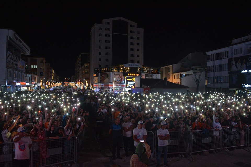 Sorgun Belediyesi tarafından düzenlenen Sorgun Yaz Festivali (SorFest) halk konserlerinin