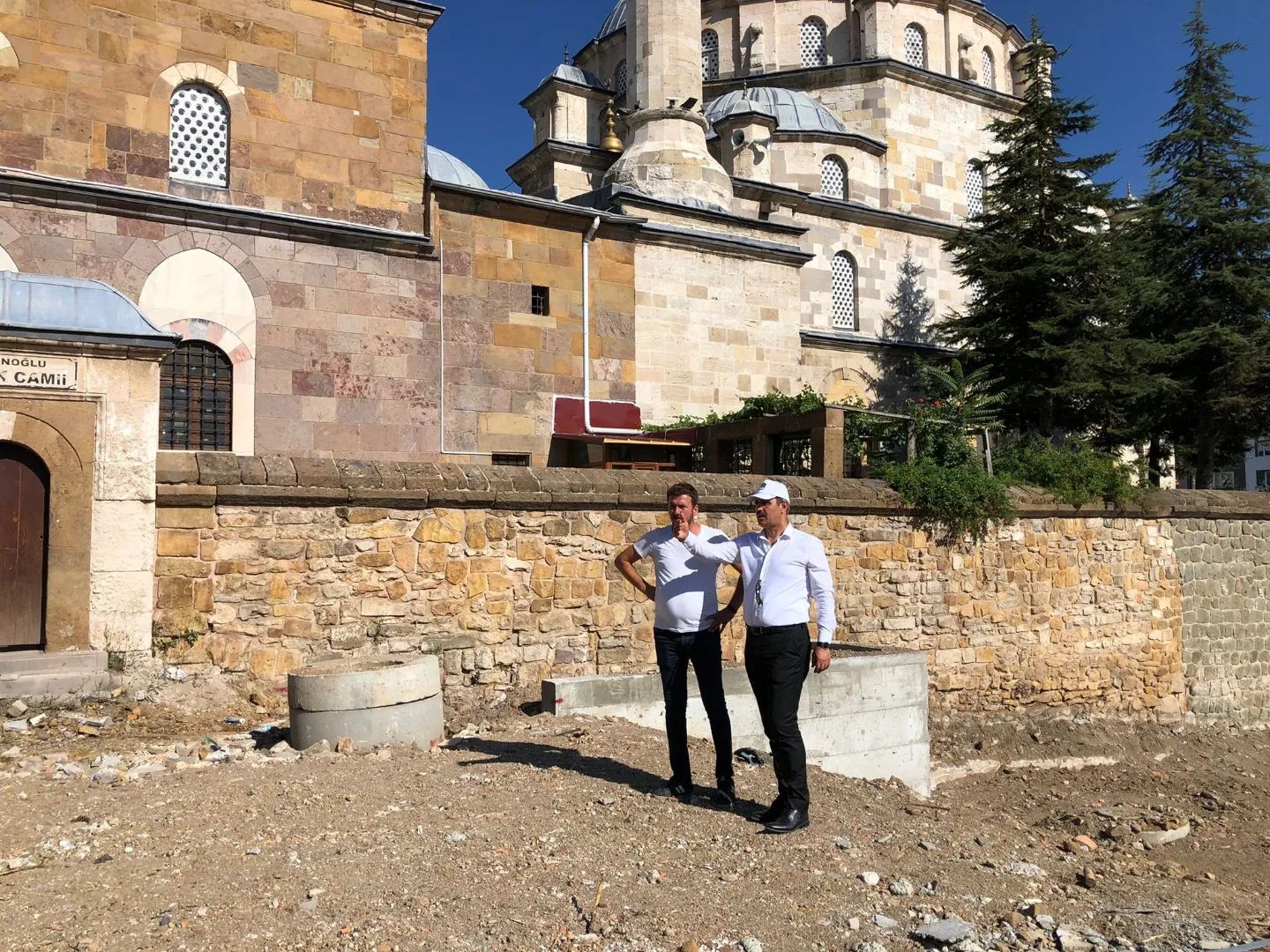 Yozgat Belediye Başkanı Celal Köse, yapımı devam eden projeleri yerinde
