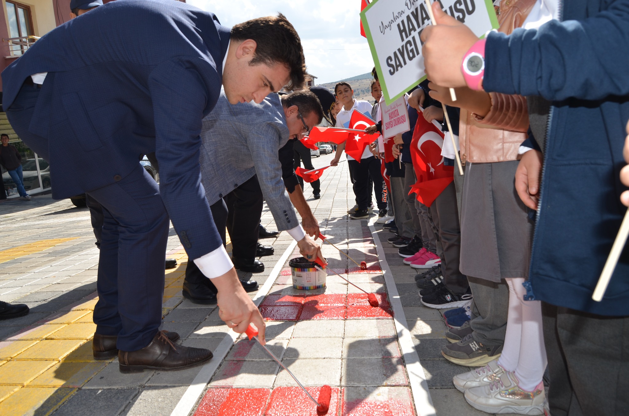 İçişleri Bakanlığı tarafından trafik güvenliğine dikkat çekmek amacıyla, yaya geçitlerinde
