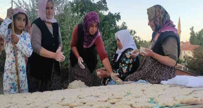 Yozgat’ta ev kadınları bir araya gelerek kışlık yiyeceklerini imece usulü
