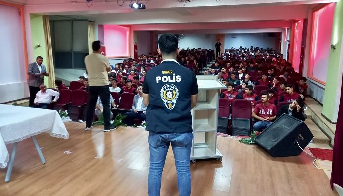 Yozgat’ta polis ekiplerince, “Güvenli Okul Güvenli Gelecek” projesi çerçevesinde okullarda