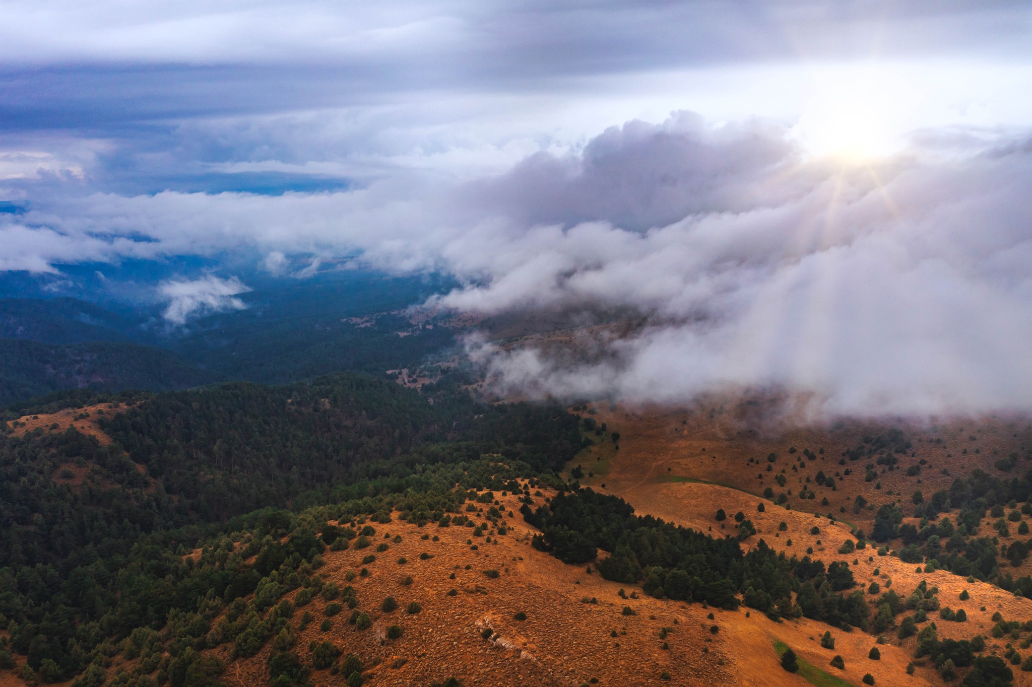 Akdağmadeni ilçesinde oluşan sis denizi görenleri kendine hayran bıraktı. İlçenin