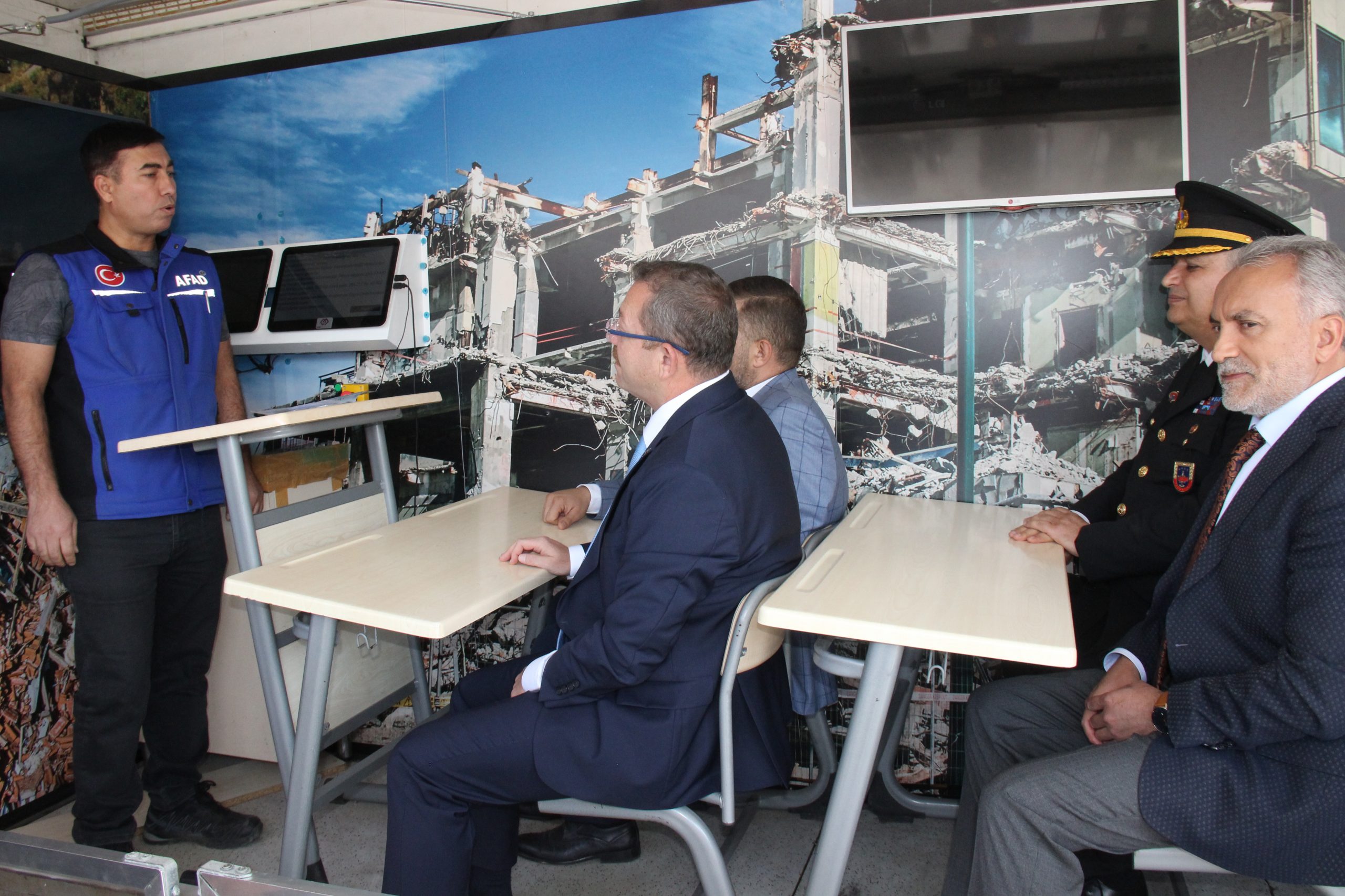 AFAD Gezici Deprem Simülasyon Eğitim Tır'ı içinde 7,6  büyüklüğünde ve 38 saniye