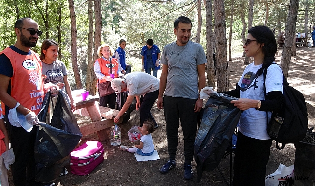 Dünya Temizlik Günü dolayısıyla, bir grup gönüllü, farkındalık oluşturmak amacıyla