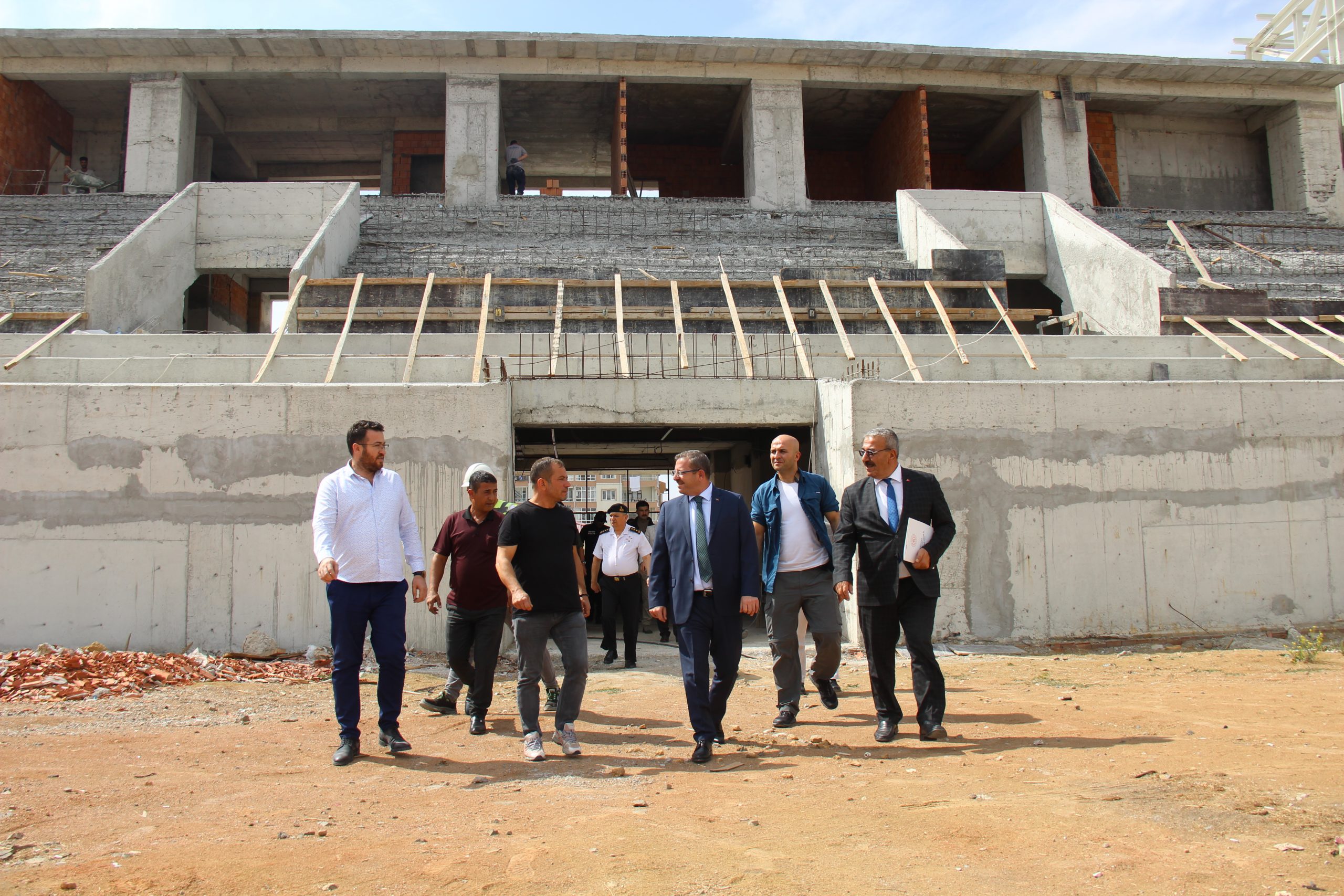 Yozgat Valisi Ziya Polat yapımı devam eden Yozgat Stadyumunda incelemelerde