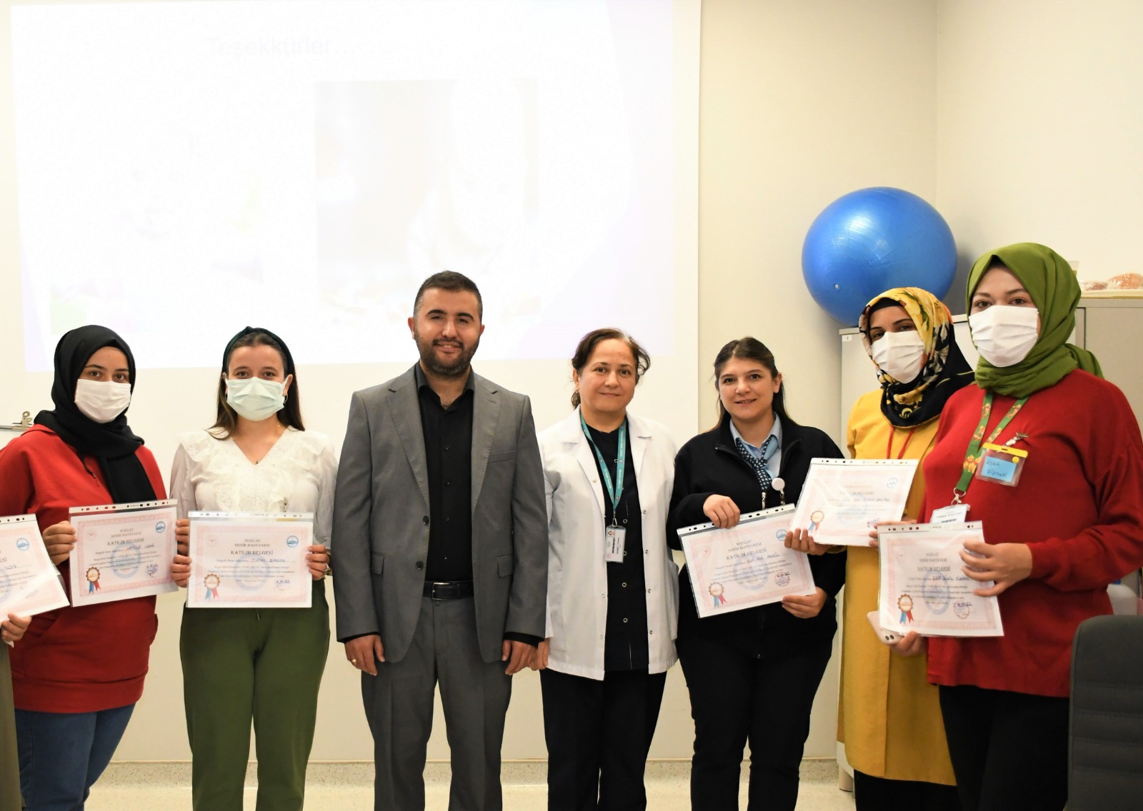 Yozgat Şehir Hastanesinde Gebe Okulundan mezun olan anne adaylarına Başhekim