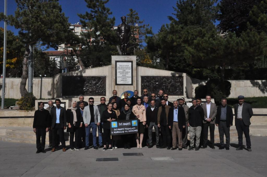İYİ Parti Yozgat İl Başkanlığı 5. kuruluş yıldönümlerini Cumhuriyet Meydanında