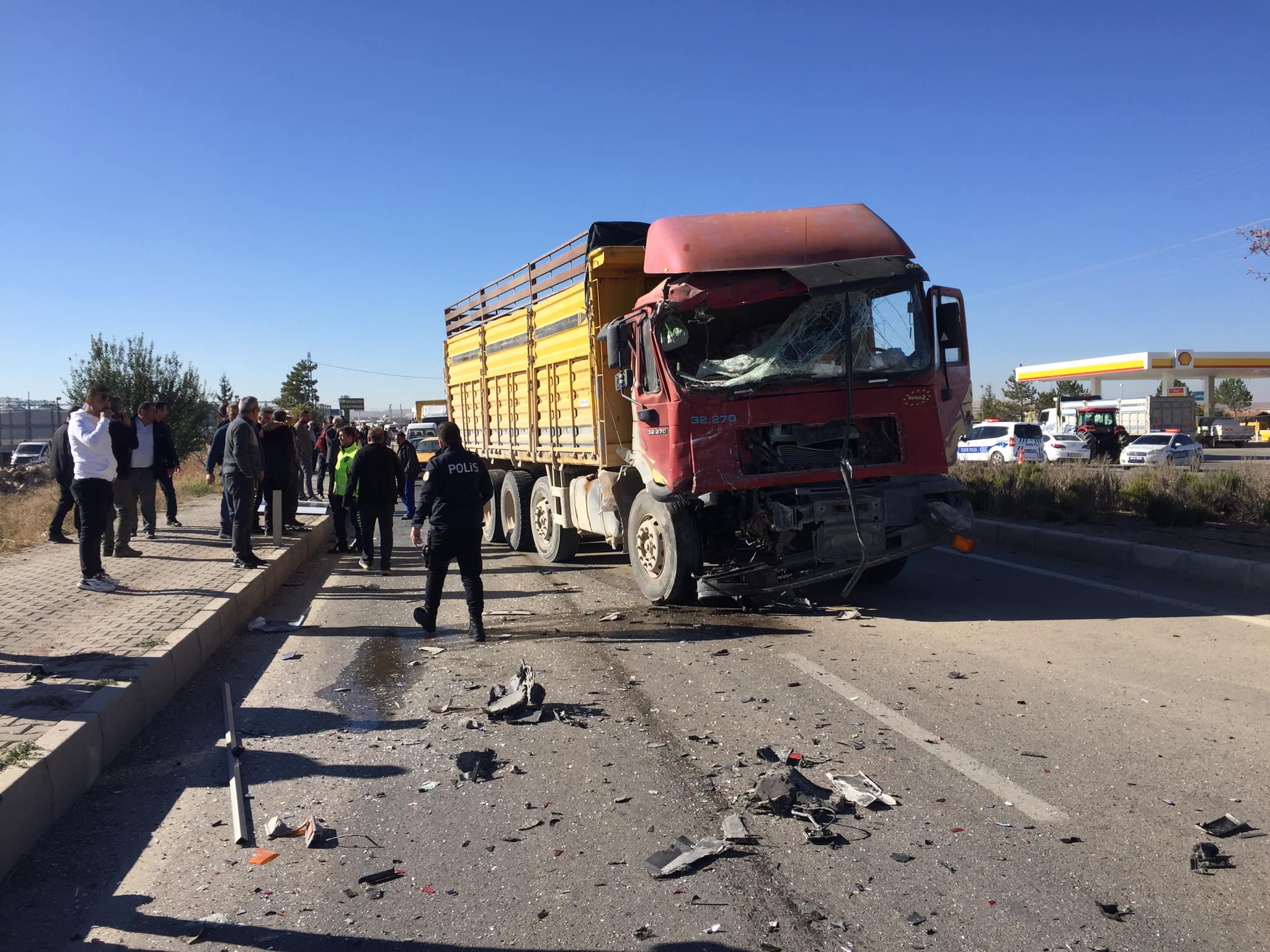 Yozgat’ın Boğazlıyan ilçesinde kamyon ile minibüsün çarpışması sonucu meydana gelen