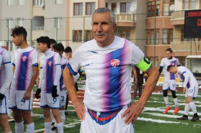 55 yıldır aktif olarak futbol oynayan 73 yaşındaki amatör futbolcu