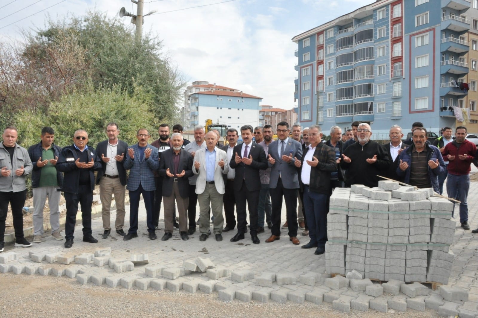 Yerköy Belediye Başkanı Ferhat Yılmaz, Hüyük Mahallesi'nde yol yapım çalışmalarının