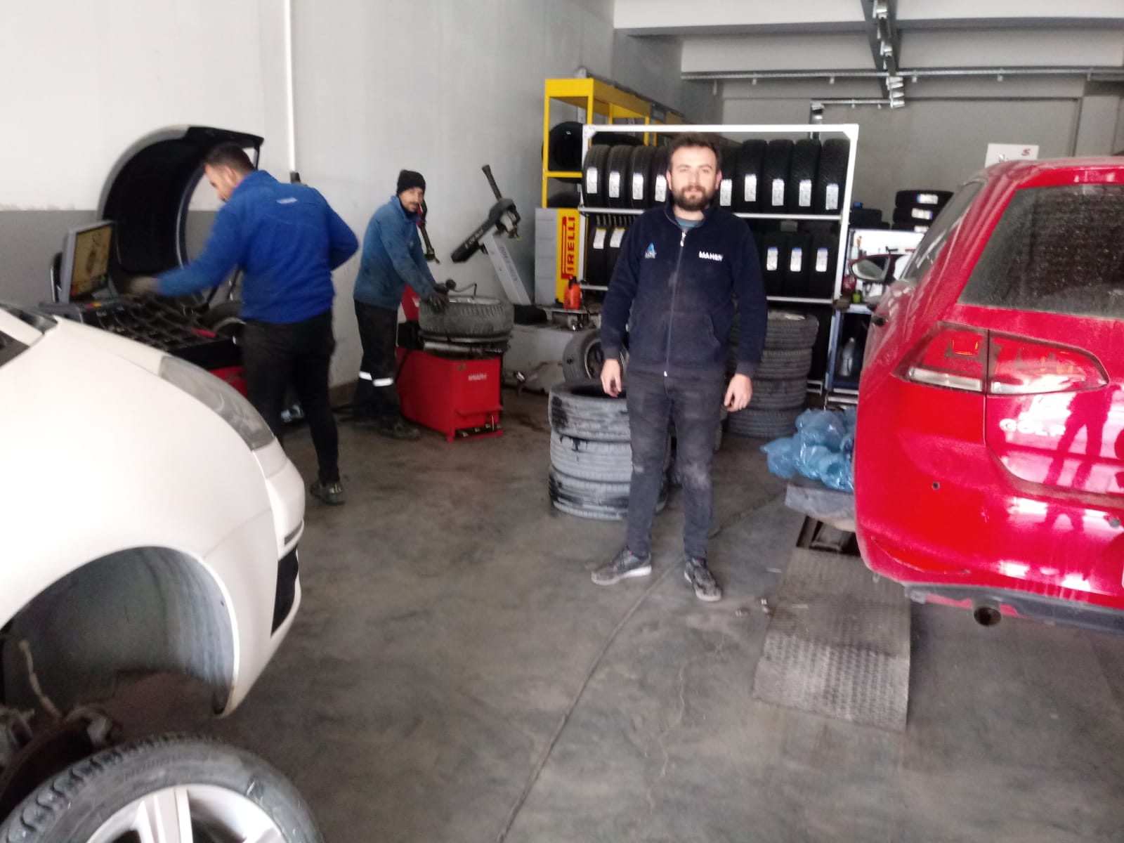 Yozgat’ta araçlarına kış lastiği taktırmak isteyen sürücüler, lastikçilerin yolunu tutuyor.