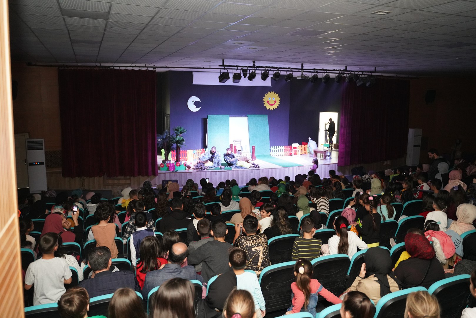 Sarıkaya Belediyesi tarafından organize edilen Tiyatro Kafa ekibinin çocuklar için