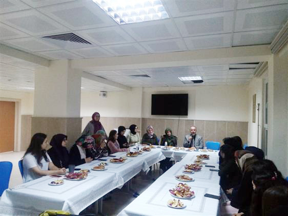 İlçe müftüsü Zühdü Elveren, beraberinde vaize Nuran Baba ile birlikte