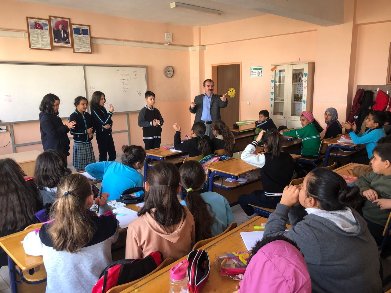 Akademisyenler, üniversitedeki çalışma ortamlarından sahaya inerek, okullarda gerçekleştirdikleri gönüllülük çalışmalarıyla