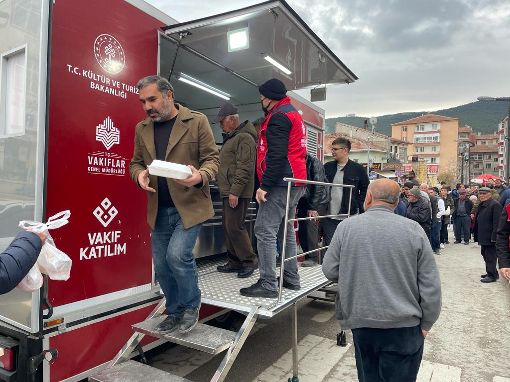 Sivas Vakıflar Bölge Müdürlüğü tarafından  Yozgat Çapanoğlu Büyük Cami önünde Cuma namazı sonrası