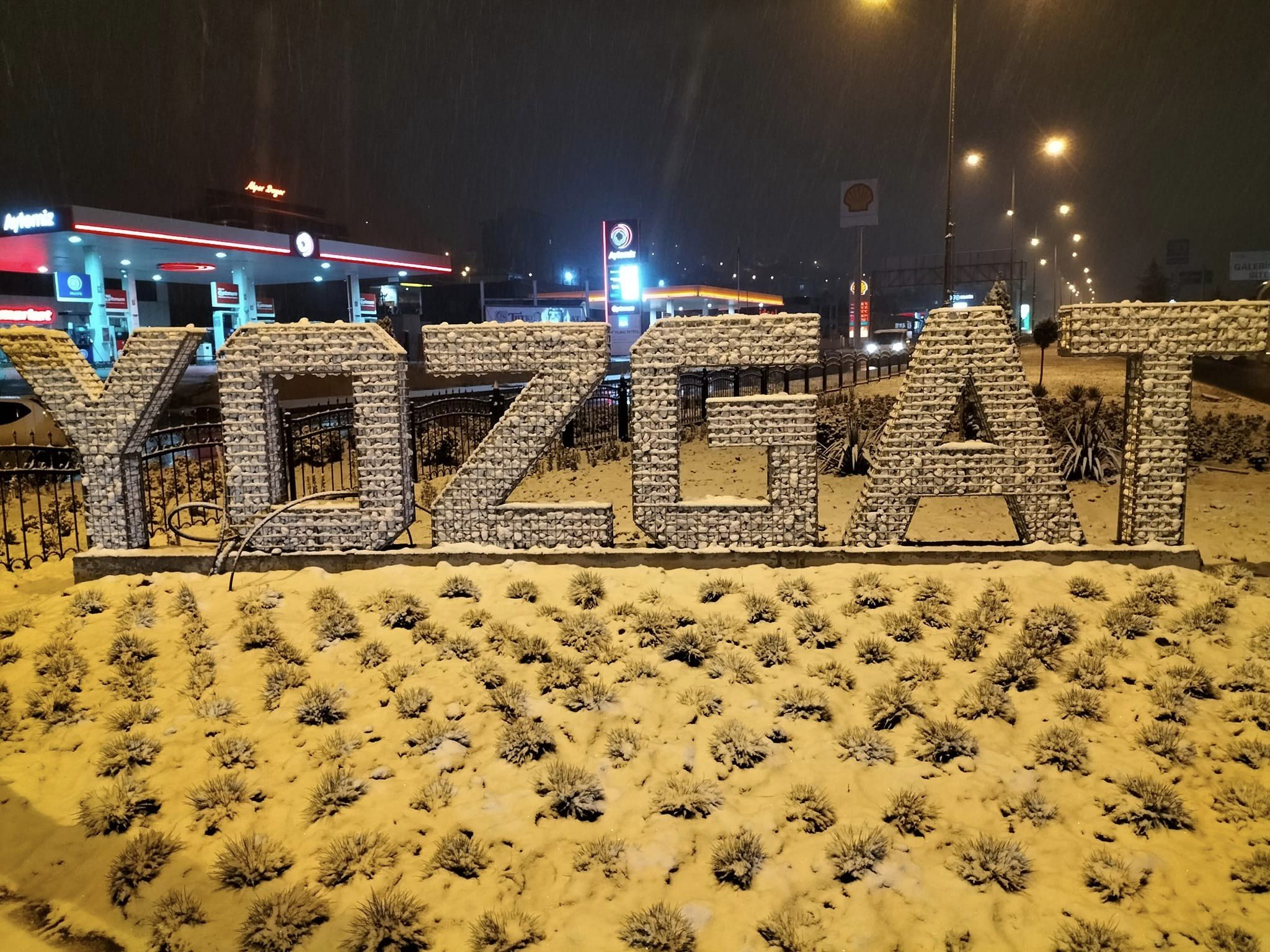 Yozgat'ta dün akşam saatlerinde başlayan kar yağışı sabah kenti beyaz örtüye bürüdü