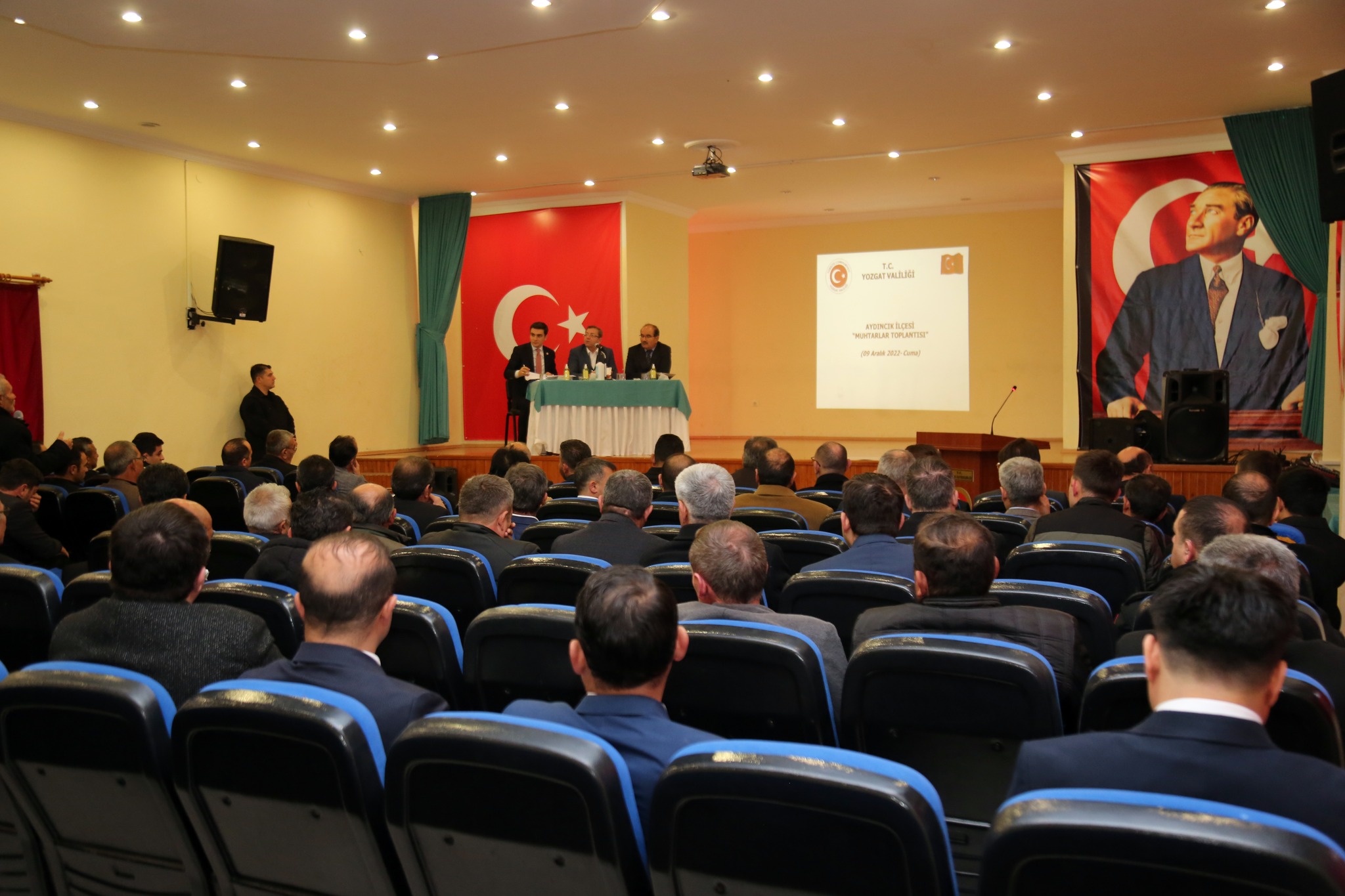 Yozgat Valisi Ziya Polat, başkanlığında Aydıncık İlçesinde düzenlenen toplantıda muhtarlarla