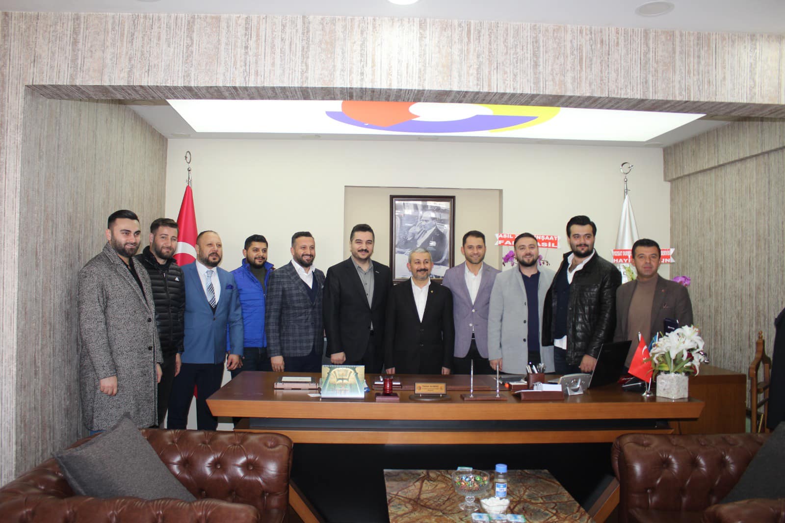 Müstakil Sanayici ve İşadamları Derneği (MÜSİAD) Yozgat Şubesi Başkanı Barış Açıkgöz, beraberinde