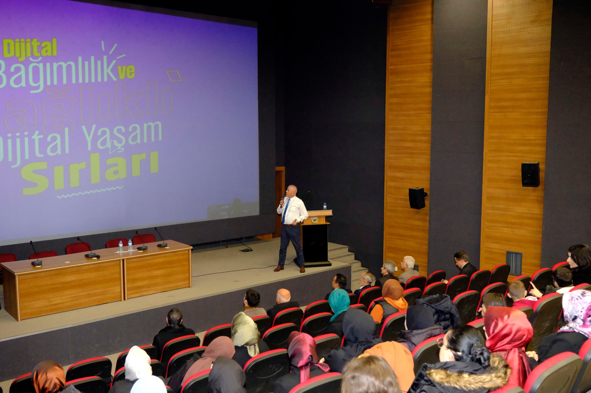 Akdağmadeni Belediyesi tarafından günümüzün vazgeçilmezi dijital yaşamın olumlu ve olumsuz