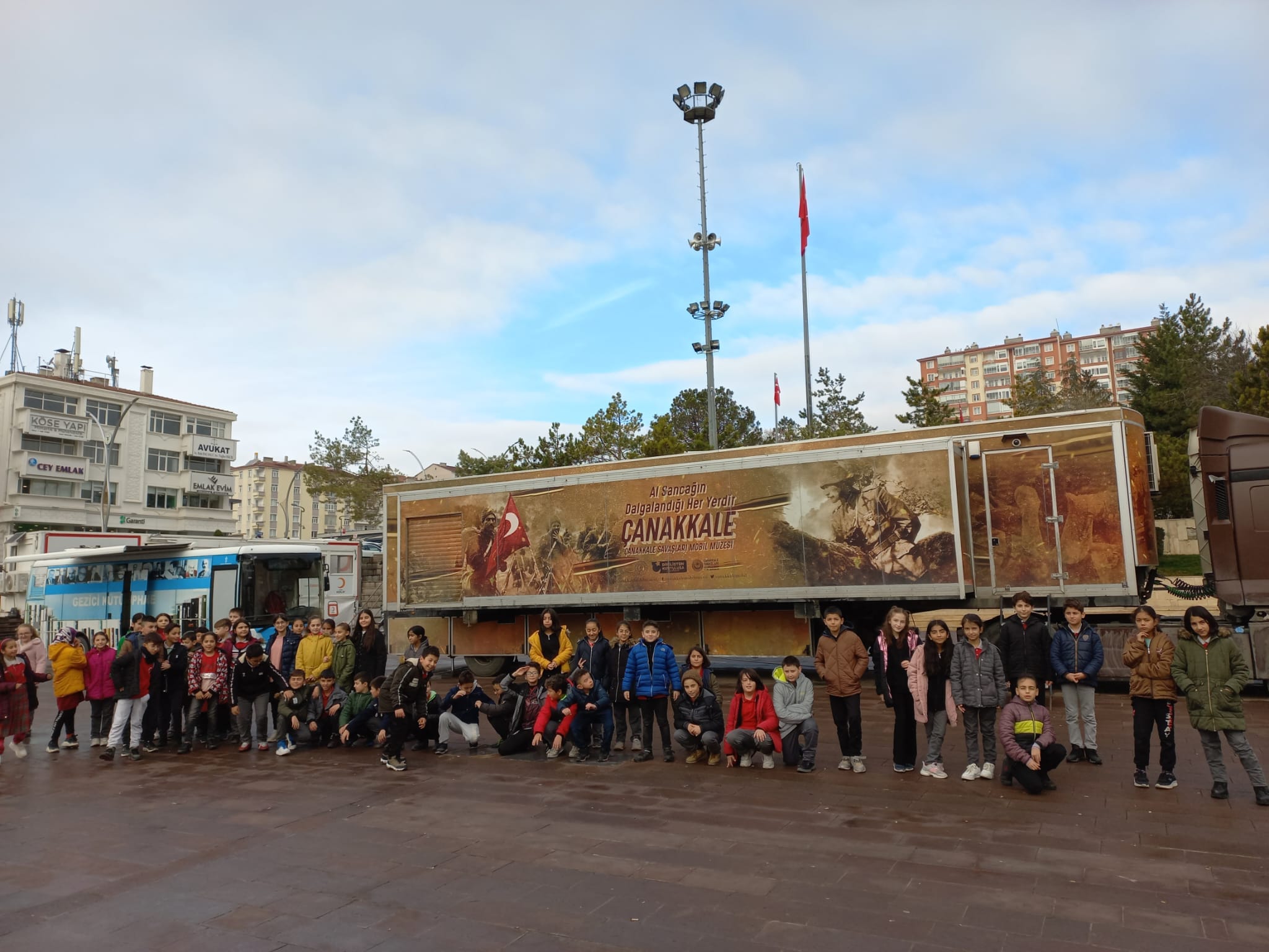 Yozgat’a gelen ve Cumhuriyet Meydanına konuşlanan Çanakkale Müzesi Mobil Gezici