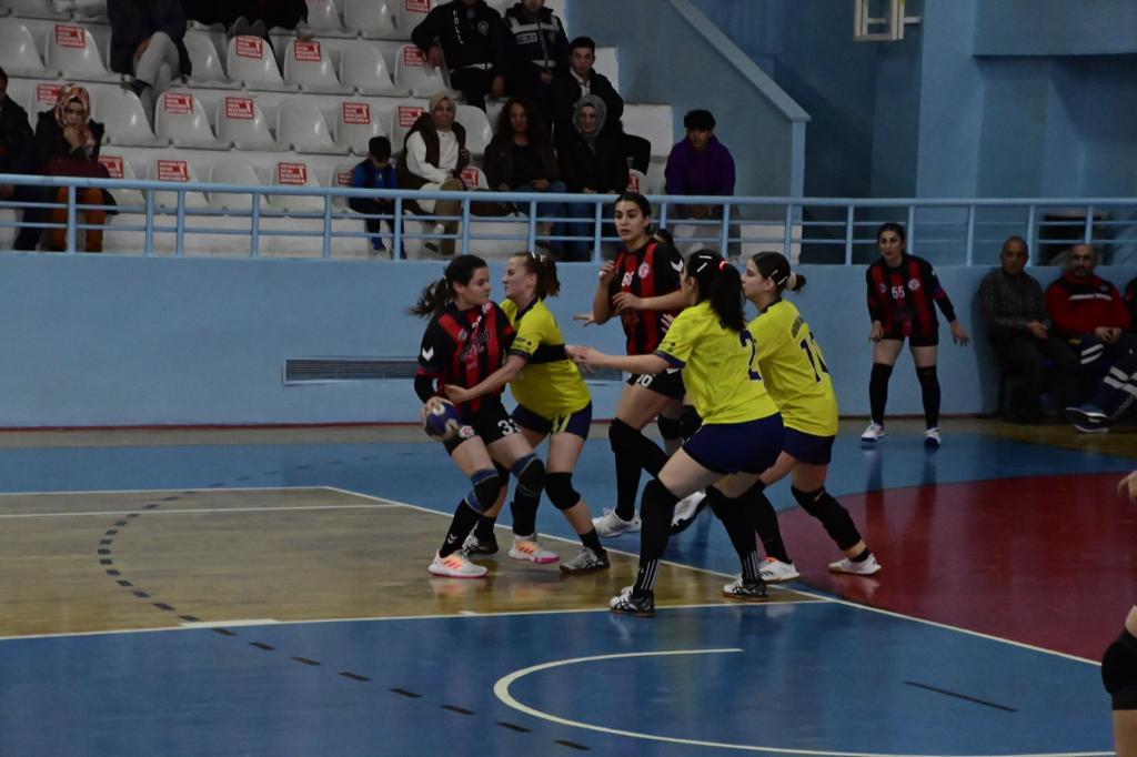 Hentbol Kadınlar Birinci Ligi A Grubunda mücadele eden Yozgat Aile