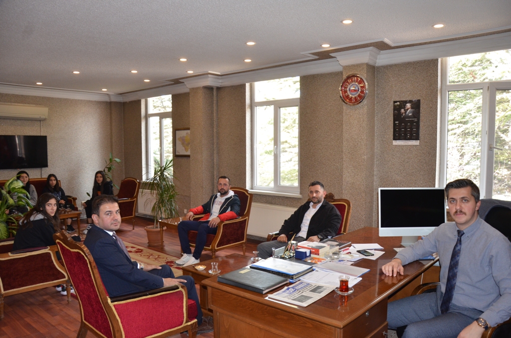 Sarıkaya Halk Eğitim Merkezi bünyesinde açılan badminton kursuna katılım gösteren