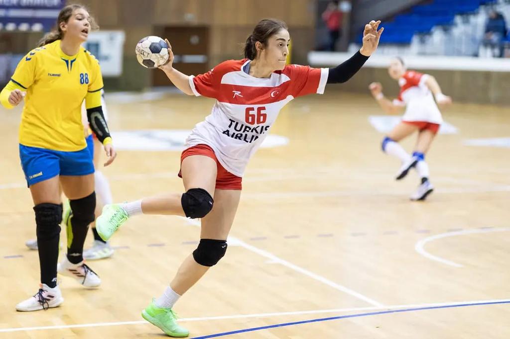 Hentbol Kadınlar Birinci Ligi A Grubunda mücadele eden Yozgat Aile