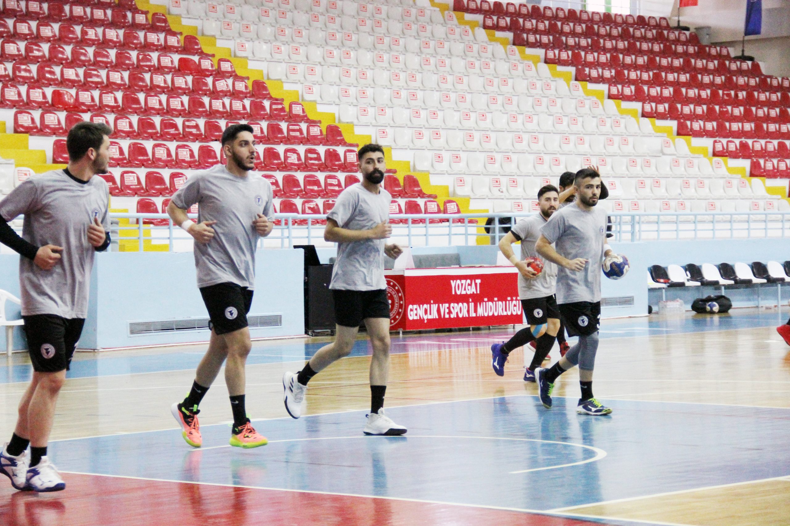 Hentbol Erkekler Birinci Ligi A Grubunda mücadele eden Yozgat Belediyesi