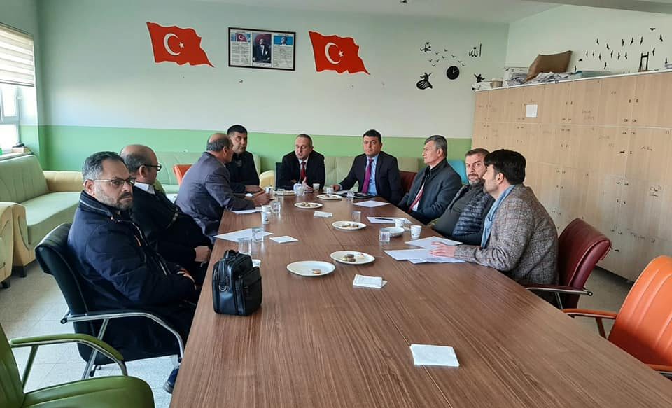 Yozgat’ın Sarıkaya ilçesinde, İlçe Milli Eğitim Müdürü Cüneyt Yoldaş, lise