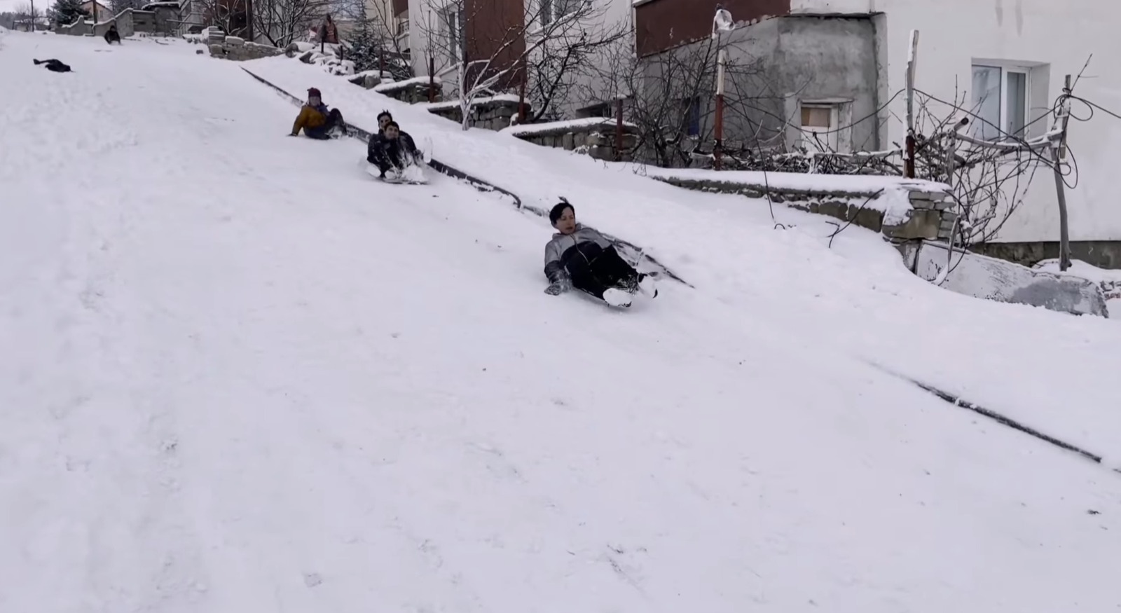 Yozgat’ta iki gündür aralıklarla yağan kar yağışı kenti beyaz 