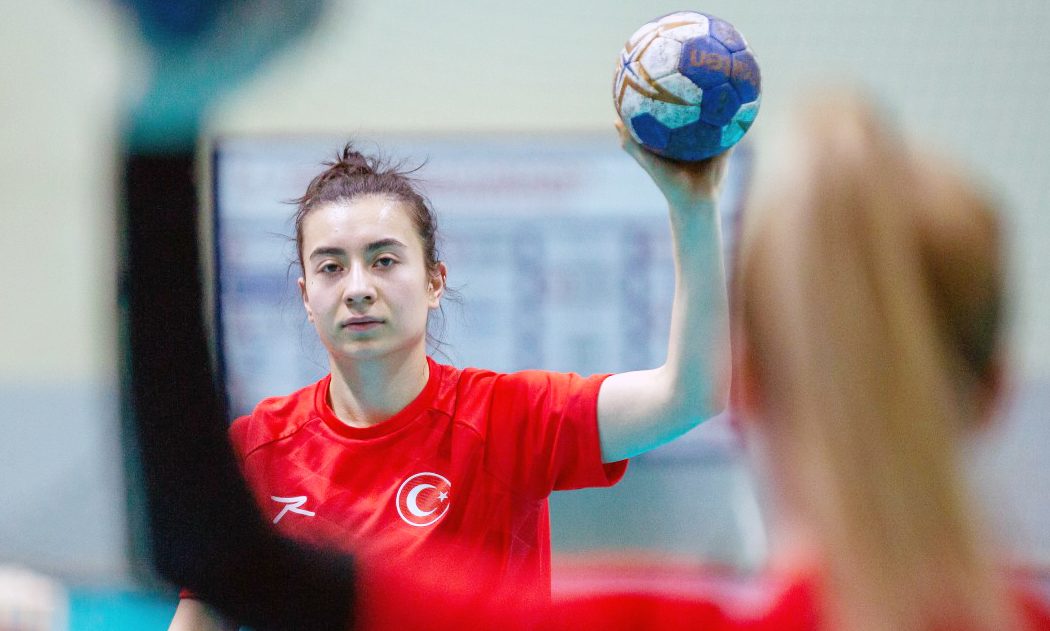 Hentbol Kadınlar Birinci Ligi A Grubunda mücadele eden Yozgat Aile