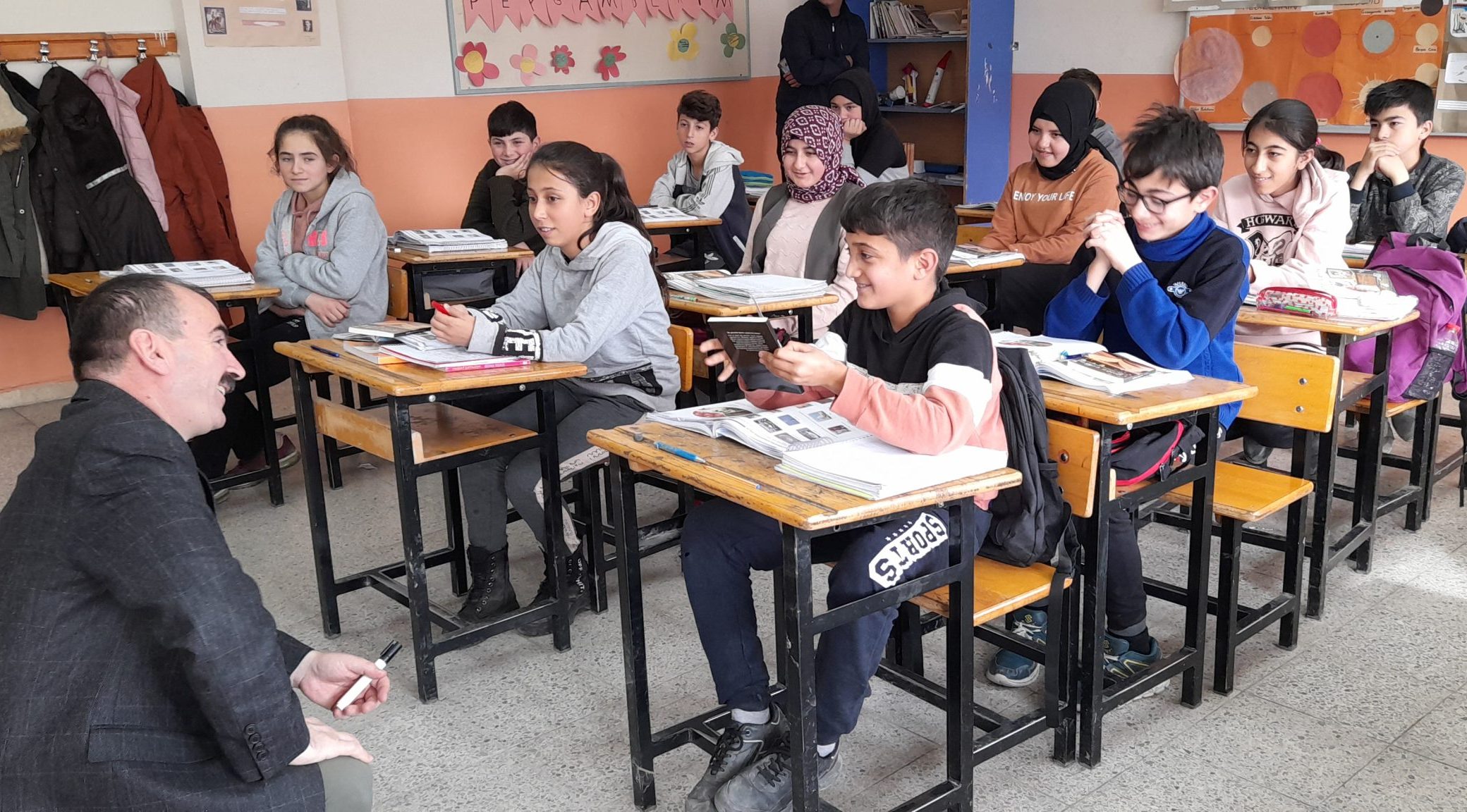 Ziyaretleri esnasında kısa süreli çay sohbetlerinde öğretmenlere “Okulda ve Çevrede