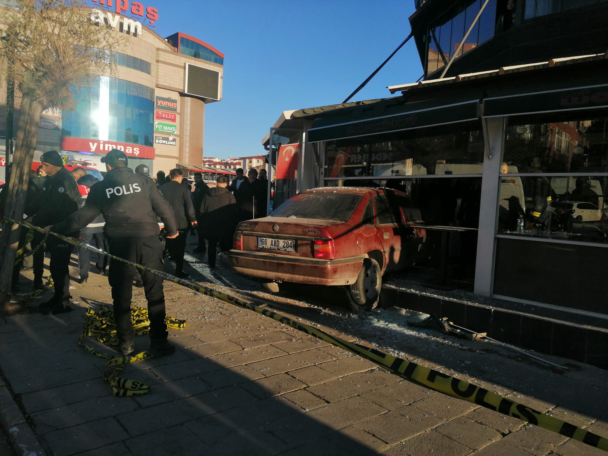 Yozgat’ta freni boşalan bir otomobil sürücünün direksiyon hakimiyetini kaybetmesi nedeniyle
