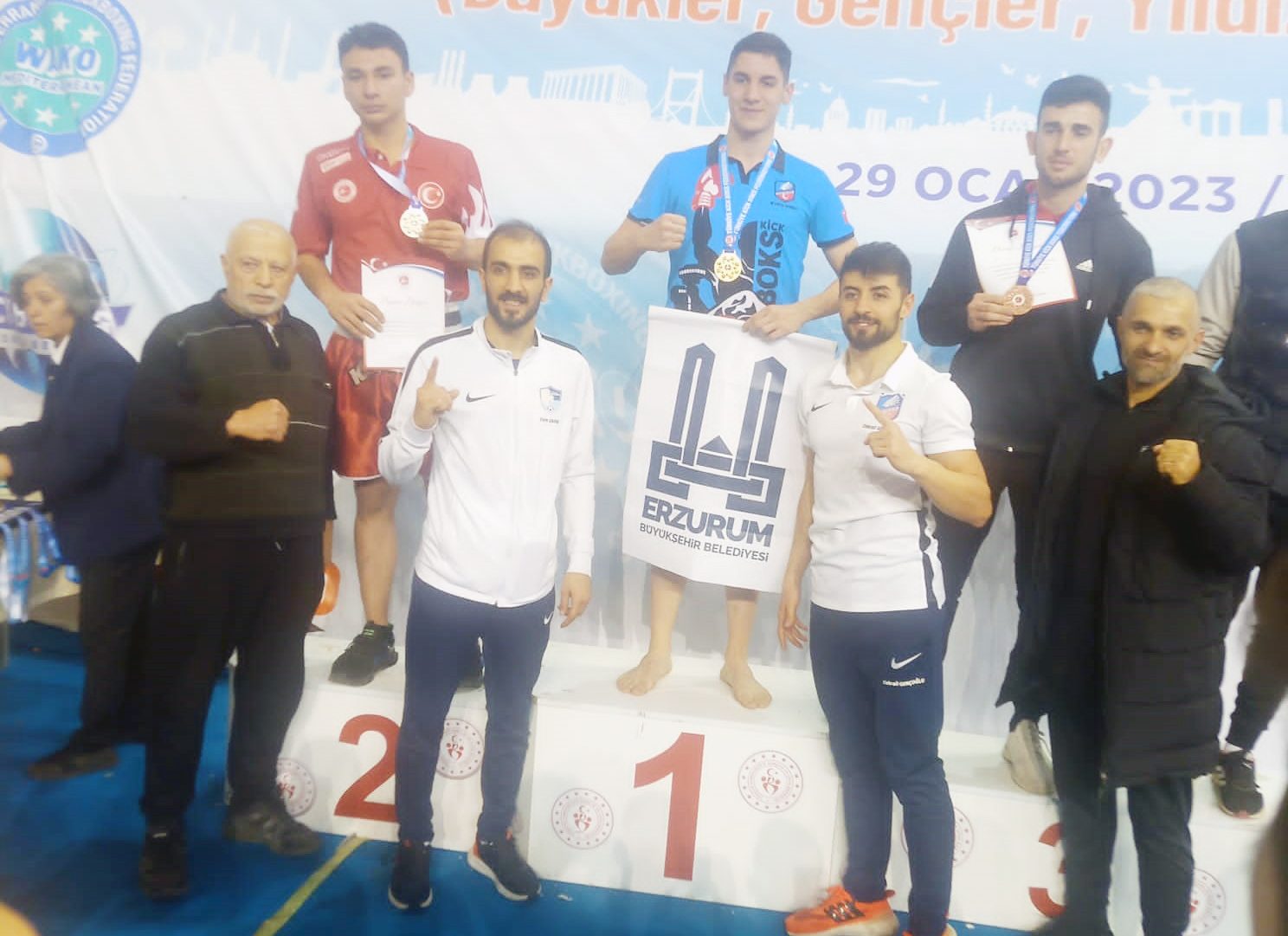 Yozgat Belediyesi Bozokspor Kick-Boks takımı sporcuları Betül Zararsız ve Mustafa