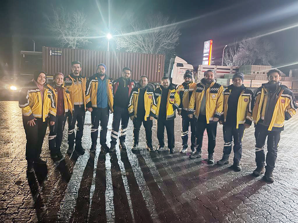 Deprem bölgelerinde arama ve kurtarma çalışmalarına katılan Yozgat 112 ambulans