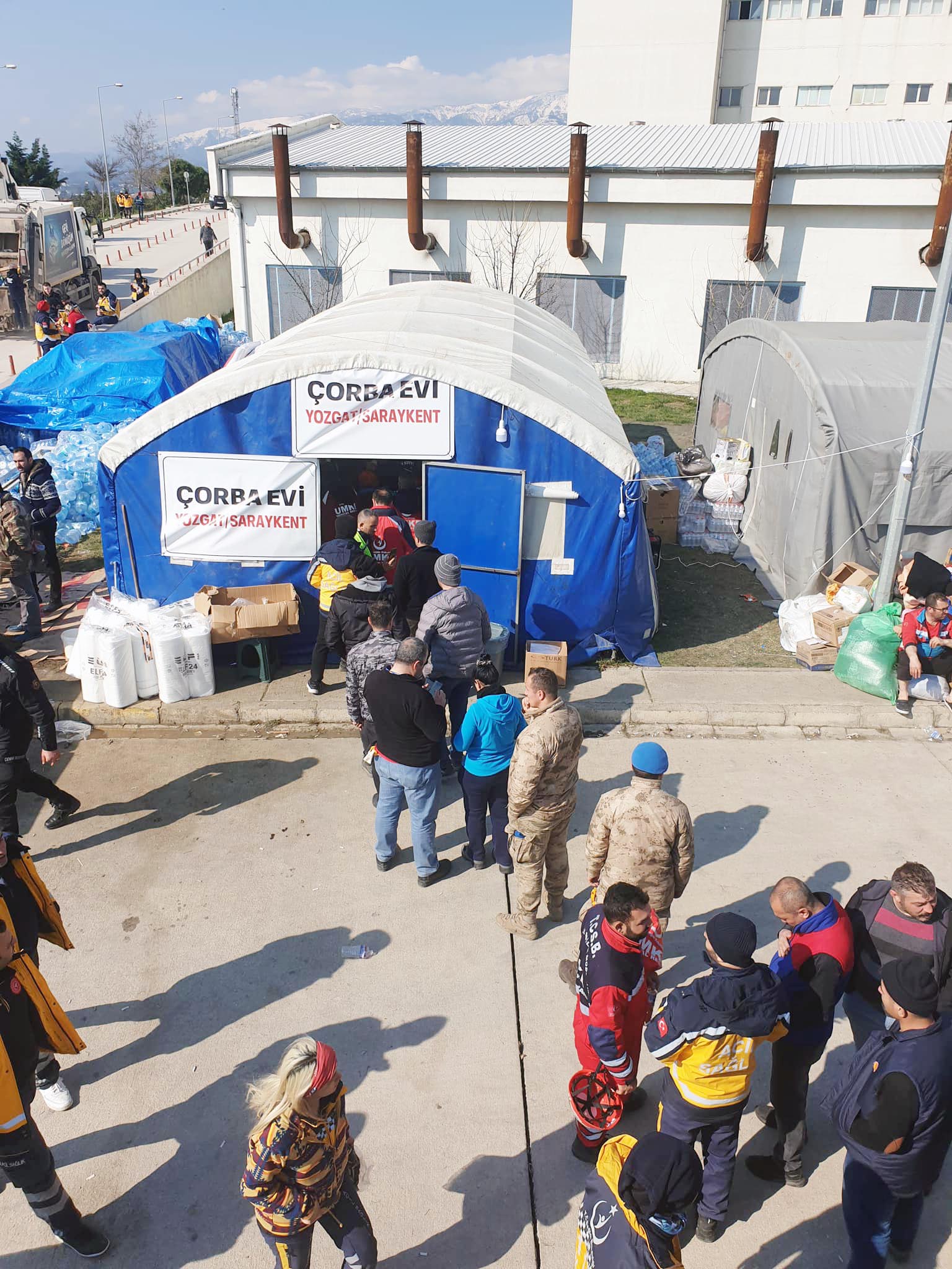 Yozgat’ın Saraykent ilçesinde Kaymakamlık öncülüğünde Hatay’da oluşturulan aşevinde Yozgatlılar depremzedeler