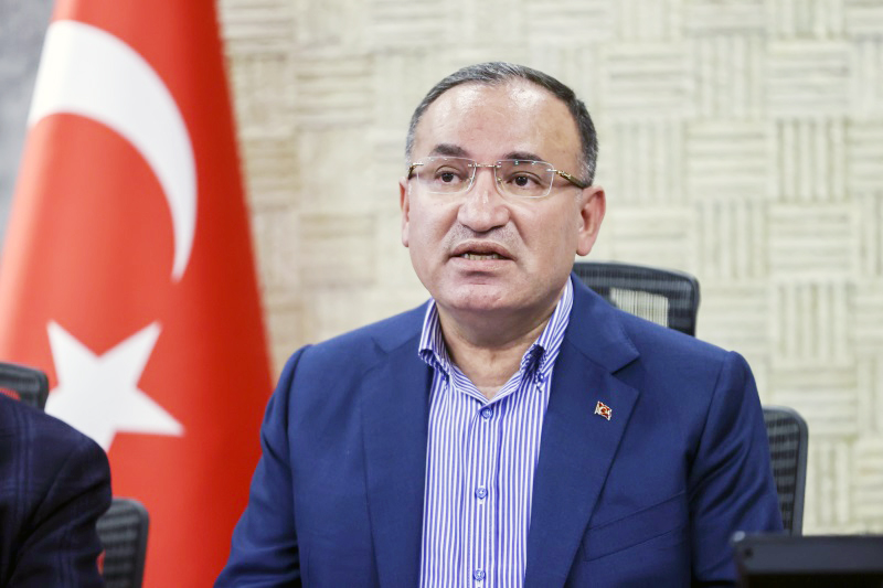 Adalet Bakanı Bekir Bozdağ, deprem soruşturmalarıyla ilgili, "Cumhuriyet Başsavcılıklarımız yasalarımızdaki