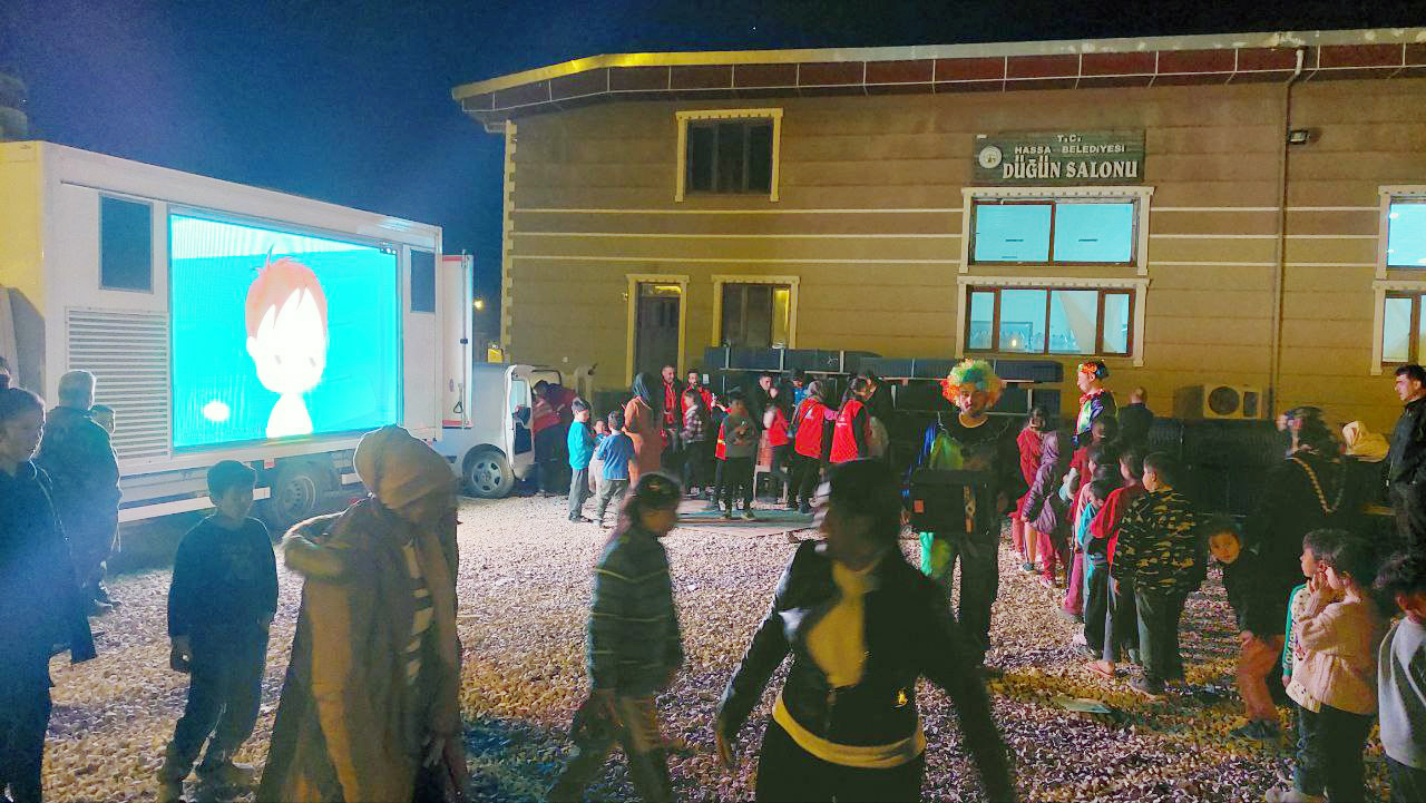 Yozgat İl Özel İdaresi ekipleri, Hatay’ın Hassa ilçesinde depremden etkilenen