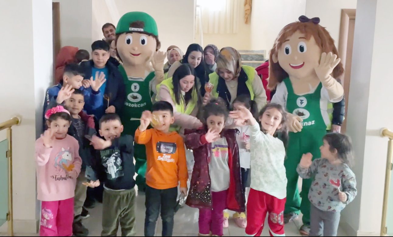 Yaşanan büyük deprem felaketi nedeniyle aileleriyle Yozgat’a gelen çocuklar, belediye