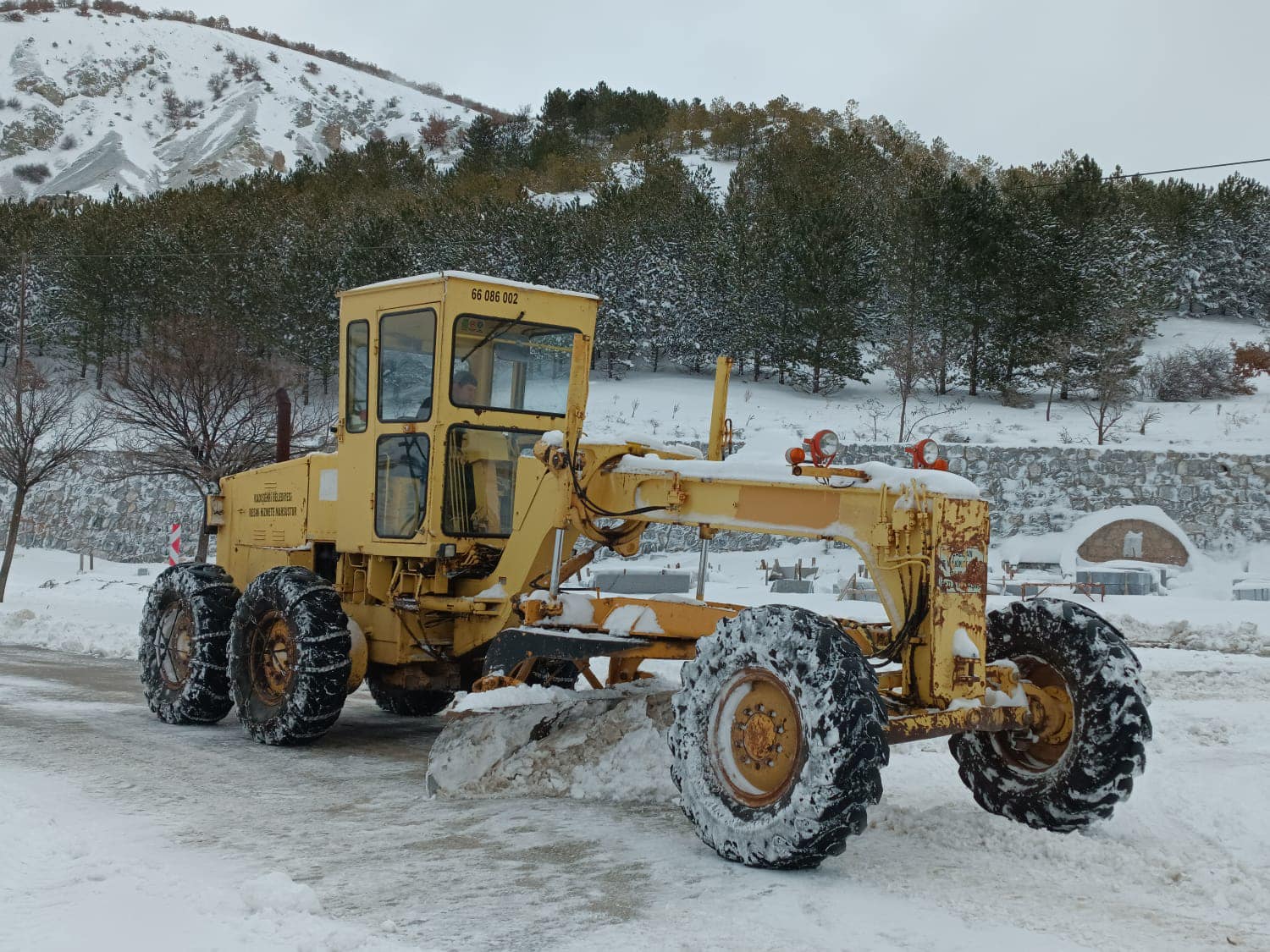 Yozgat’ın Kadışehri ilçesinde belediye ekipleri tarafından karla mücadele çalışmaları devam