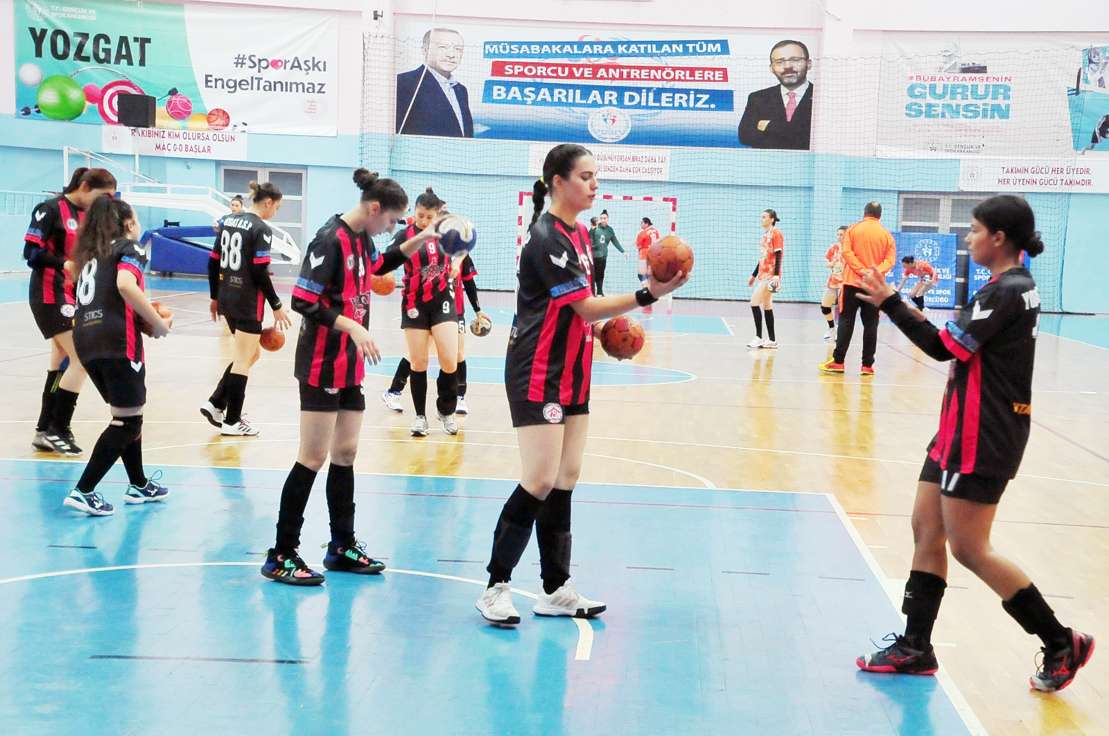 Hentbol Kadınlar Birinci Ligi A Grubunda mücadele eden Yozgat Aile