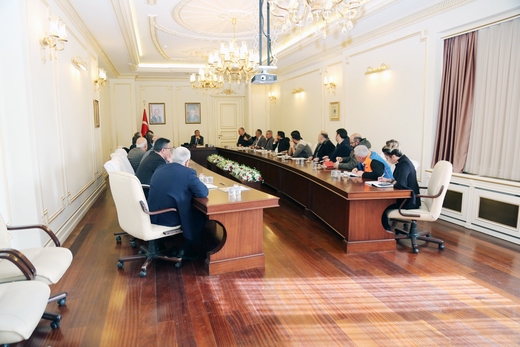 Yozgat Vali Vekili Adnan Kayık başkanlığında depremzedelere Yozgat’tan ulaştırılacak olan