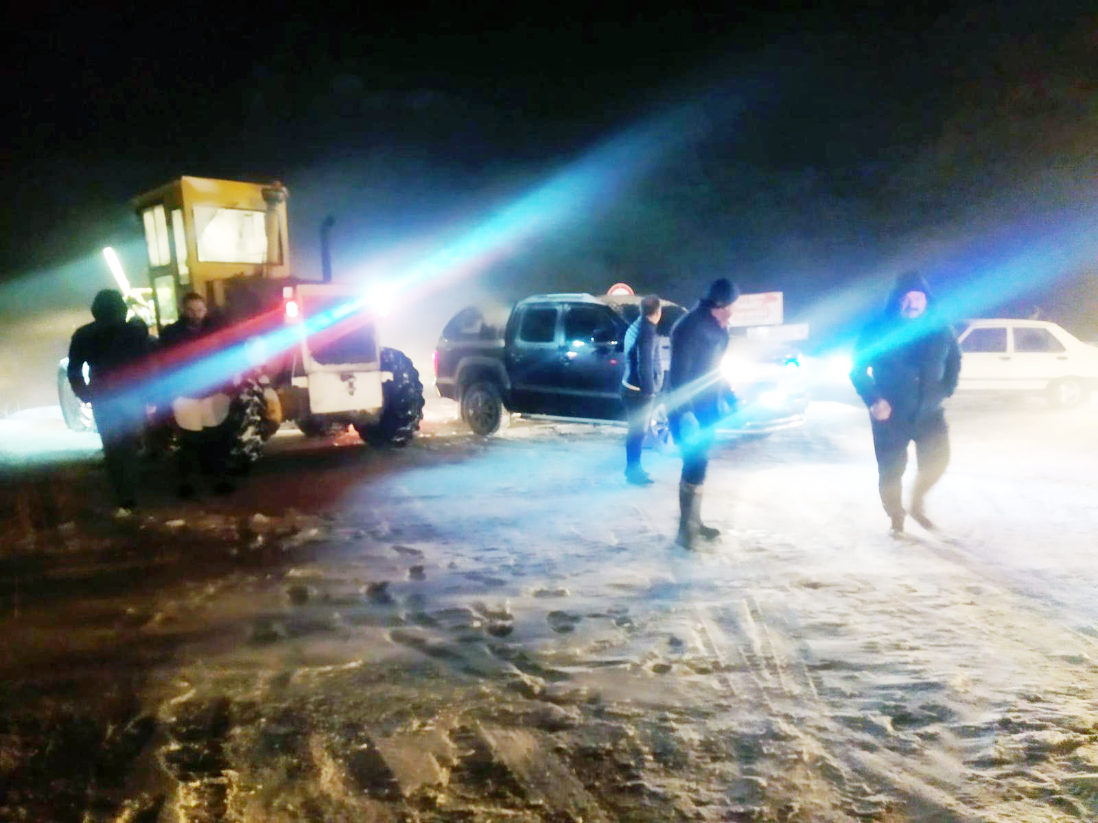 Yozgat’ın Çandır ilçesinde tipi nedeniyle yolda mahsur kalan vatandaşlar Özel