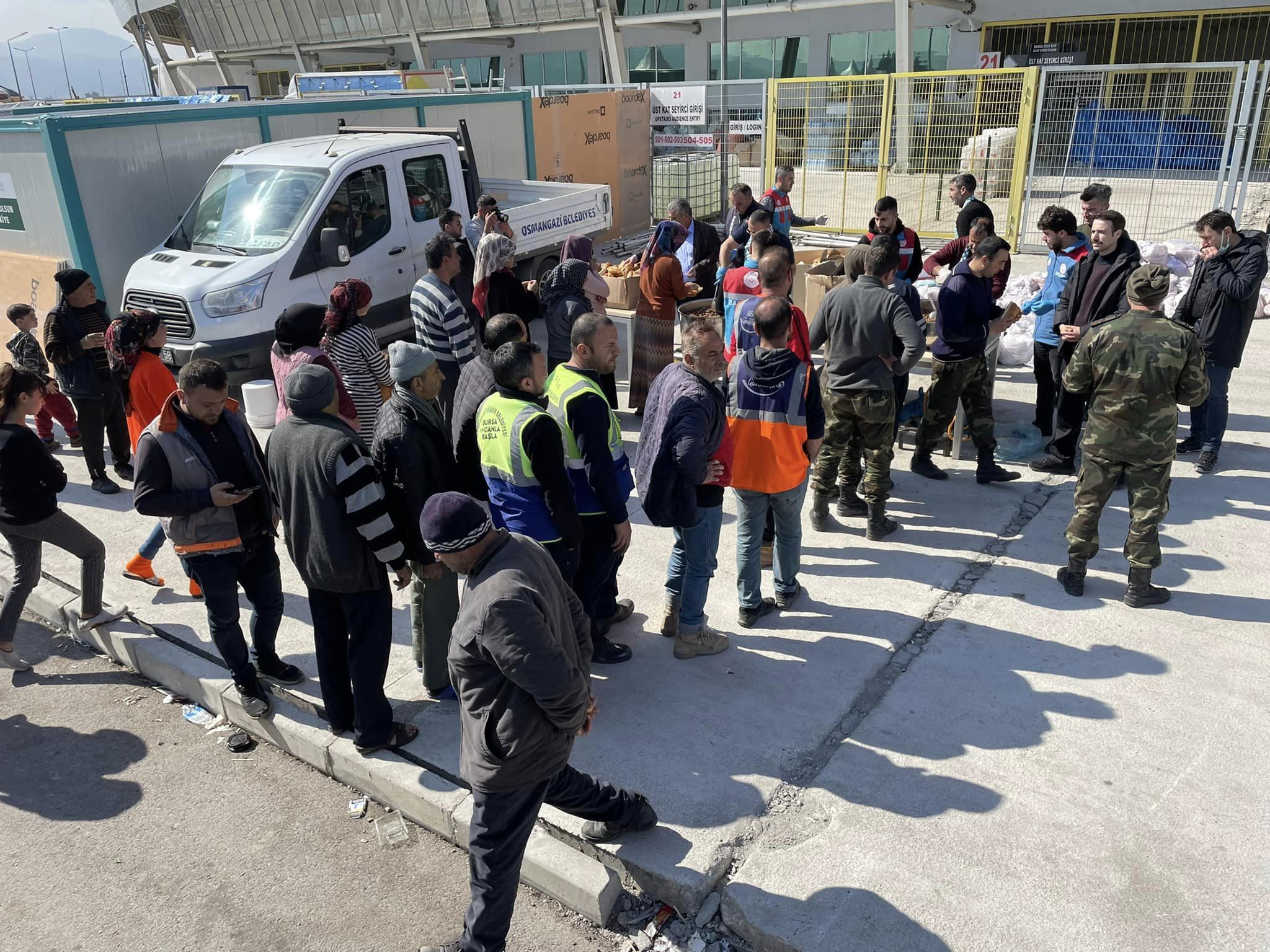 Saraykent ilçesinde Kaymakamlık öncülüğünde Hatay’da kurulan Aşevi mobil olarak ta