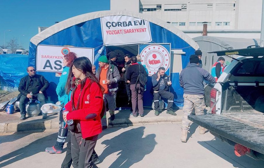 Saraykent Kaymakamlığı öncülüğünde ilçe belediyelerin desteğiyle deprem bölgesinde kurulan aşevi