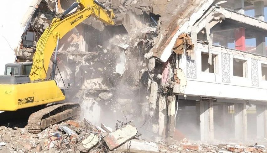 Sorgun Belediyesi tarafından ilçede riskli durumda bulunan yapılara yönelik yıkım
