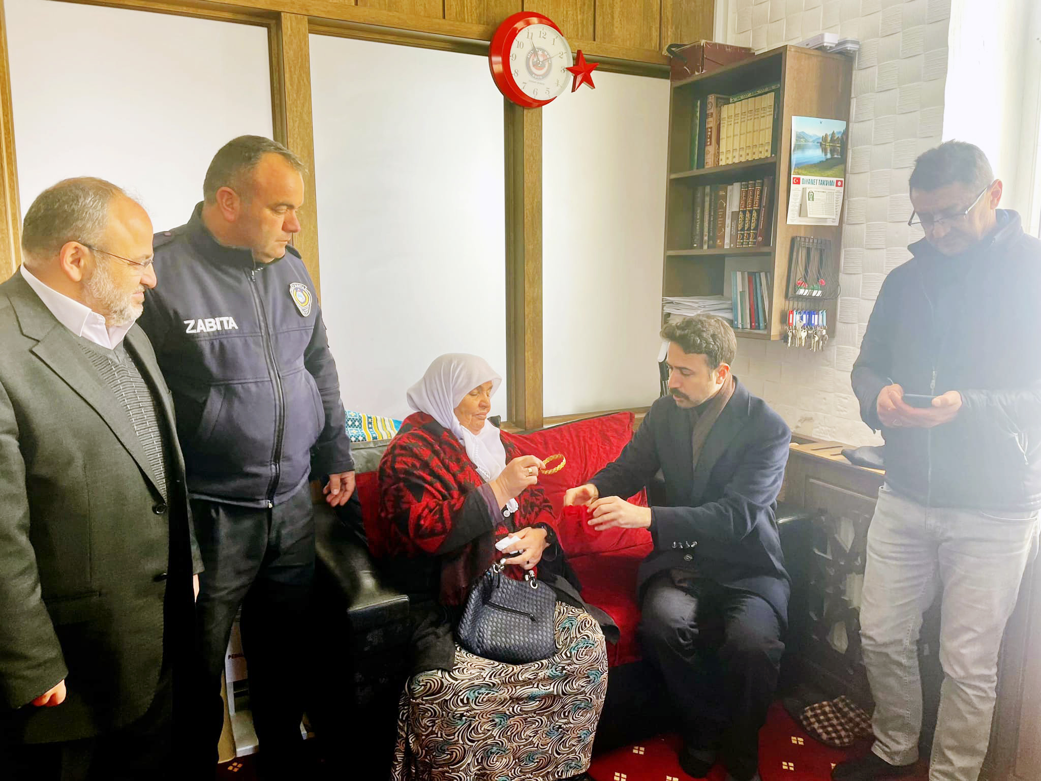 Yozgat’ın Saraykent ilçesinde Hikmet Teyze, umreye gidebilmek için biriktirdiği altın