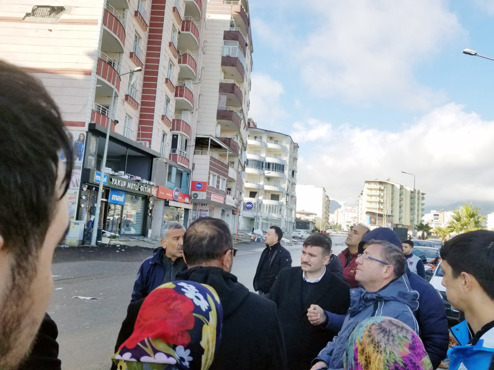 Yozgat Valisi Ziya Polat, deprem bölgesindeki arama kurtarma çalışmalarına destek