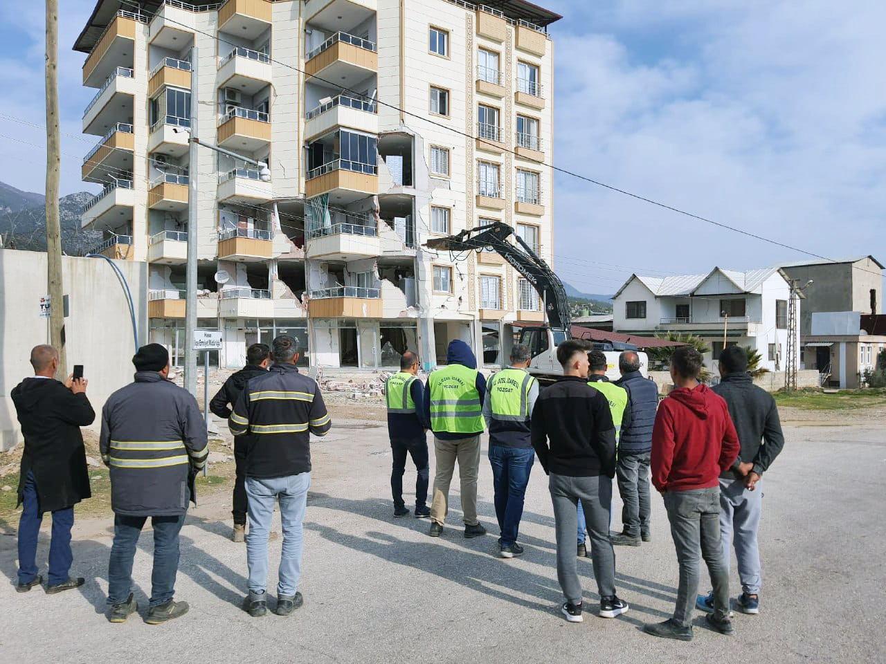 Yozgat İl Özel İdaresi ekipleri, Hatay’ın Hassa ilçesinde depremden etkilenen